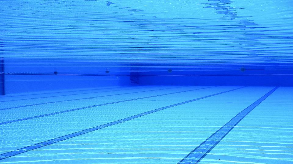 Unterwasseraufnahme eines Schwimmbeckens